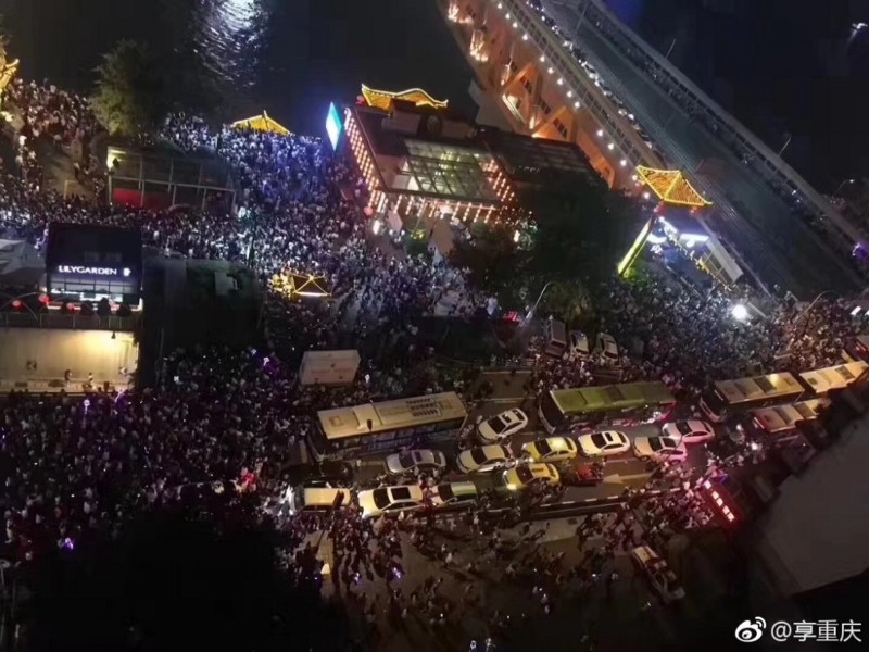 Vỡ trận các địa điểm du lịch tại Trung Quốc trong 3 ngày nghỉ lễ, đâu đâu cũng chỉ thấy người với người